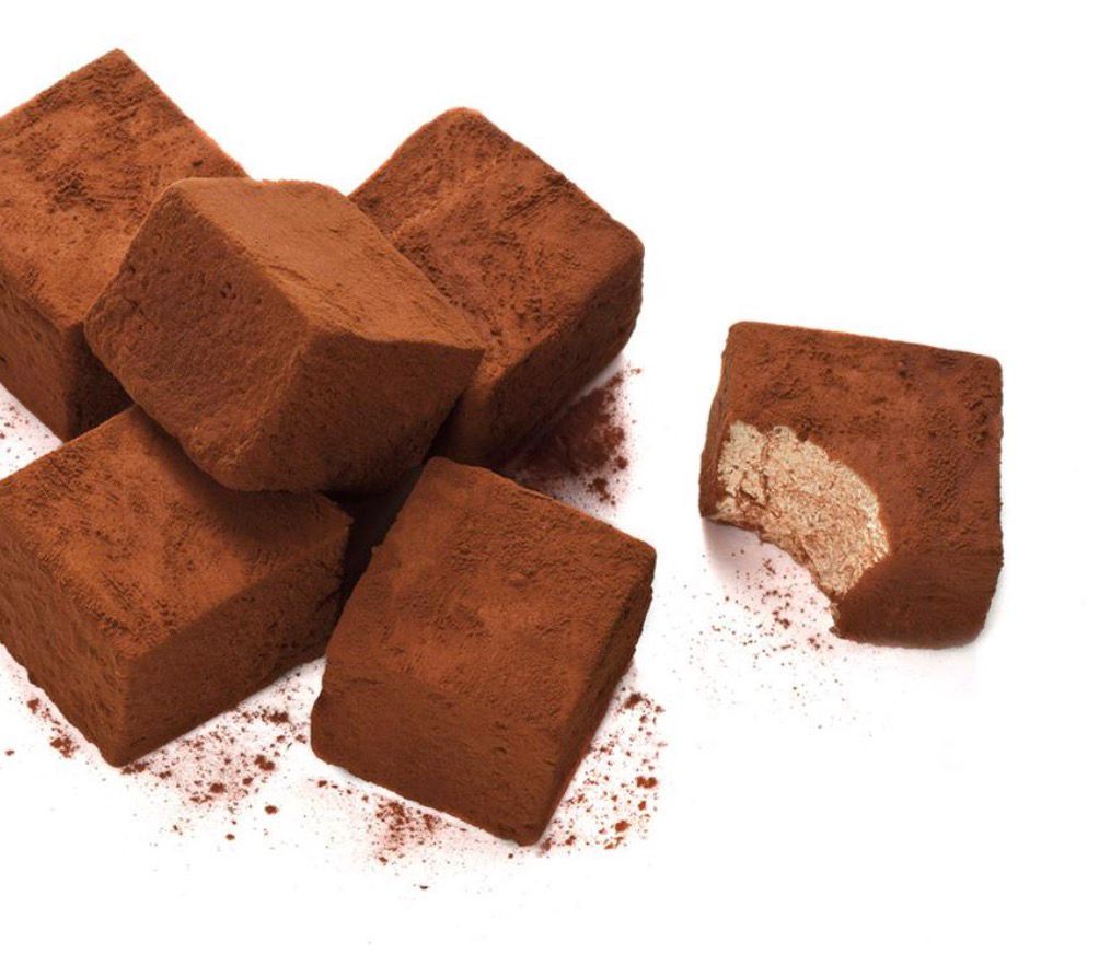 Tempérage du chocolat à la main sur marbre, atelier Marc Lausanne